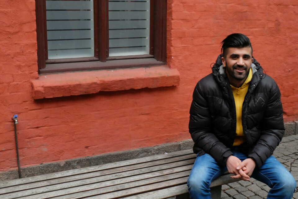 Mohsan Raja (31) har ble rikskjendis over natta denne uka. I løpet av den korte fotoseansen Dagsavisen hadde med ham ved Tinghuset i Oslo sentrum onsdag, ble vi passert av tre mennesker. To av dem stoppet. En ville gratulere, en ville bare snakke. FOTO: David Stenerud