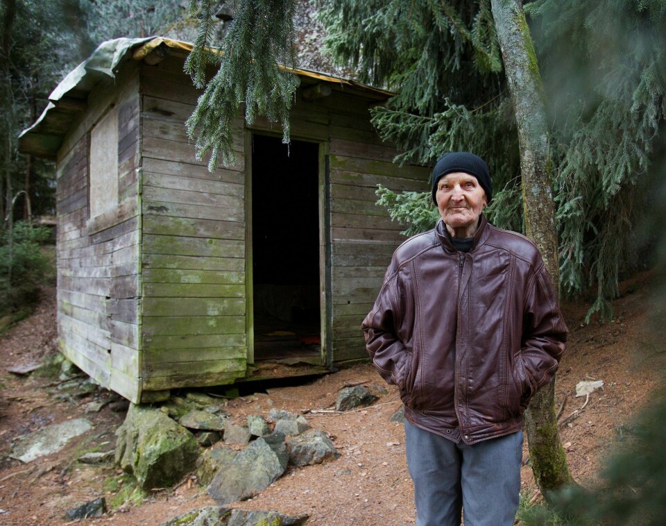 TILBAKE IGJEN: Einar Gerhardsen var statsminister da Harald Grande flyttet ut i skogen, og Kåre Willoch var statsminister da han forlot hytta si på bare noen få kvadratmeter. – Jeg kan ikke klage over livet mitt, sier 89-åringen, som bygde seg et vanlig hus etter returen til Nord-Trøndelag. TILBAKE IGJEN: Einar Gerhardsen var statsminister da Harald Grande flyttet ut i skogen, og Kåre Willoch var statsminister da han forlot hytta si på bare noen få kvadratmeter. – Jeg kan ikke klage over livet mitt, sier 89-åringen, som bygde seg et vanlig hus etter returen til Nord-Trøndelag.