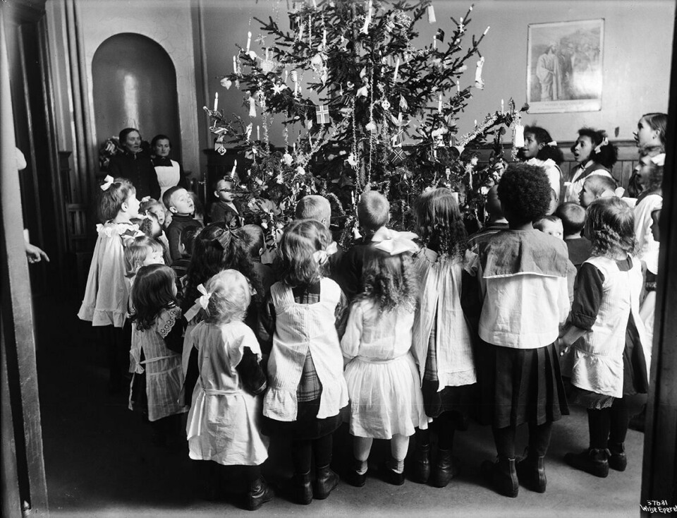 FRELSESARMEENS JULETREFEST 1903: Sang og gang rundt juletreet er obligatorisk ved alle juletrefester. FOTO: ANDERS B. WILSE/OSLO MUSEUM