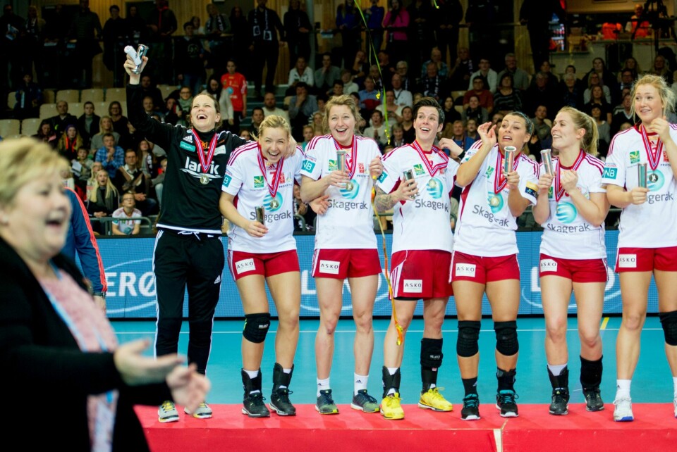 Statsminister Erna Solberg var med på feirngen av Larviks NM-triumf i Nadderud Arena onsdag. FOTO: JON OLAV NESVOLD/NTB SCANPIX