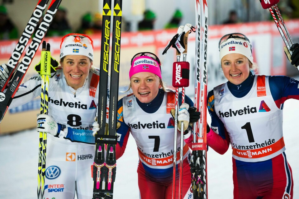Sveriges Ida Ingemarsdotter (t.v.), vinneren Maiken Caspersen Falla og Ingvild Flugstad Østberg besteg seierspallen på åpningen av Tour de Ski 1. nyttårsdag. FOTO: GIAN EHRENZELLER/AP/NTB SCANPIX