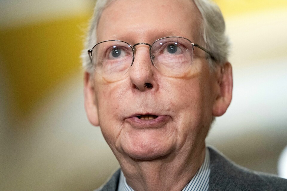 Mitch McConnell har vært republikansk senatsleder i nesten to tiår. Det er en statistikk ingen andre kan matche. FILE PHOTO: U.S. Senate Minority Leader Mitch McConnell, (R-KY) speaks with reporters following the Senate Republicans weekly policy lunch on Capitol Hill in Washington, U.S., March 6, 2024. REUTERS/Bonnie Cash/File Photo