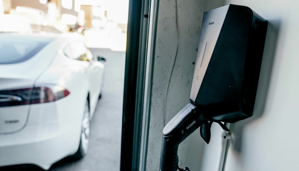 Easee-laderne fikk omsetningsforbud av den svenske tilsynsmyndigheten Elsäkerhetsverket. En Easee-lader for elbil i en garasje. Nå risikerer produktet å bli forbudt i Norge. Foto: Stian Lysberg Solum / NTB