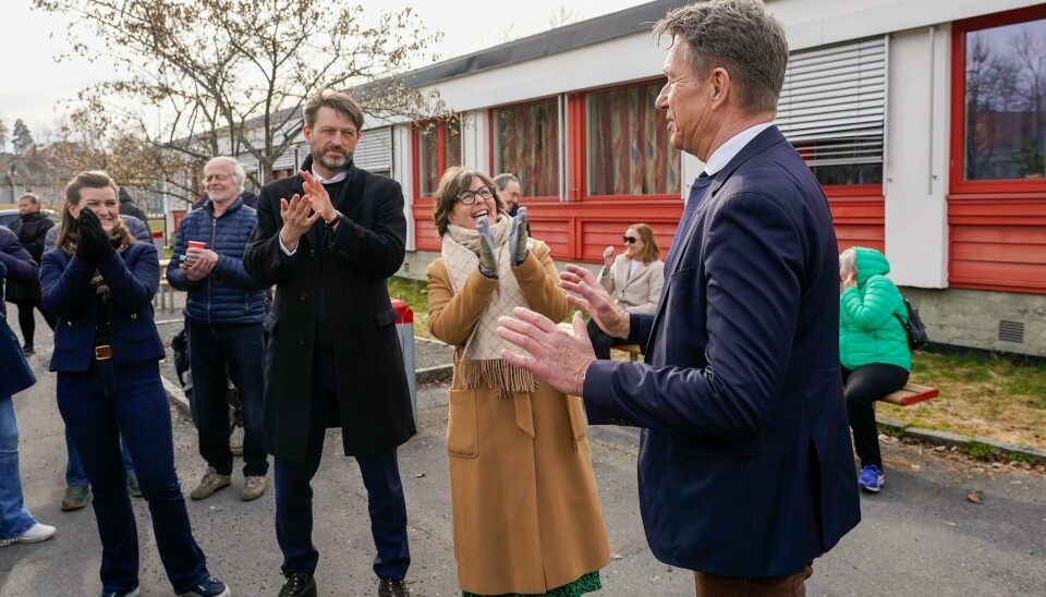 Energiminister Terje Aasland (Ap) hadde med en fin gave til Bærums-ordfører Lisbeth Hammer Krog (H) og byråd i Oslo, Eirik Lae Solberg (H): En ny kraftlinje mellom mellom Bærum og Oslo vest skal graves ned for å spare naboene for belastningen med høye master. Energiminister Terje Aasland (Ap) hadde med en fin gave til Bærums-ordfører Lisbeth Hammer Krog (H) og byråd i Oslo, Eirik Lae Solberg (H): En ny kraftlinje mellom mellom Bærum og Oslo vest skal graves ned for å spare naboene for belastningen med høye master.