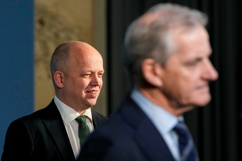 Det ser rart ut når finansminister Trygve Slagsvold Vedum (Sp) tilsynelatende går ut mot egen regjering og statsminister Jonas Gahr Støre (Ap). .
