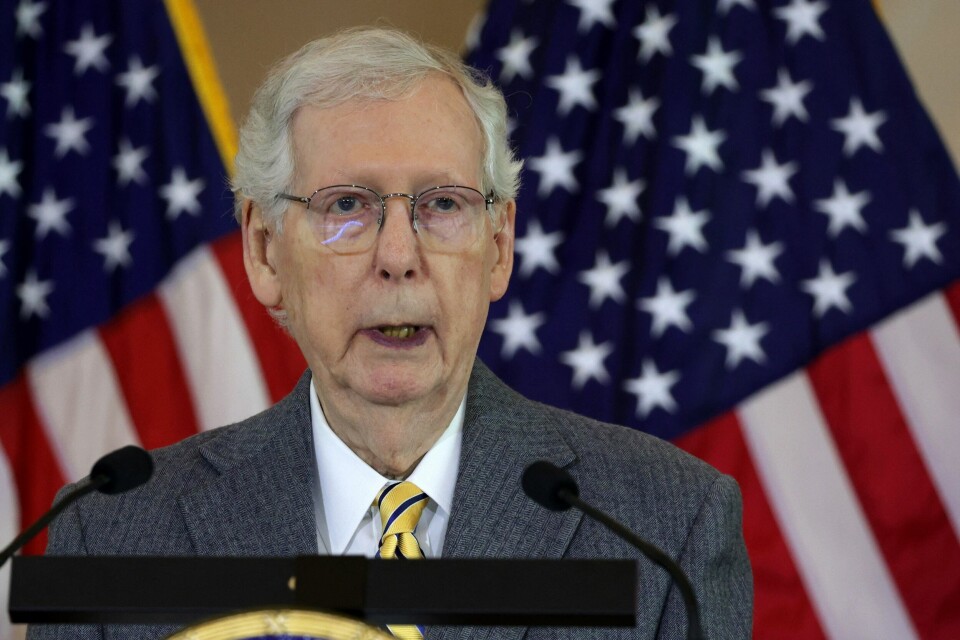 Mitch McConnell representerer den tradisjonelle konservative ideologien til Det republikanske partiet, med redusert stat, lav skatt, høy militær beredskap og støtte til Nato. WASHINGTON, DC - MARCH 21: U.S. Senate Minority Leader Sen. Mitch McConnell (R-KY) speaks during a Congressional Gold Medal presentation ceremony at the Emancipation Hall of the Capitol Visitor Center on March 21, 2024 on Capitol Hill in Washington, DC. The Congressional Gold Medal ceremony was held to honor the 23rd Headquarters Special Troops and the 3133rd Signal Services Company, known collectively as the Ghost Army. Alex Wong/Getty Images/AFP (Photo by ALEX WONG / GETTY IMAGES NORTH AMERICA / Getty Images via AFP)