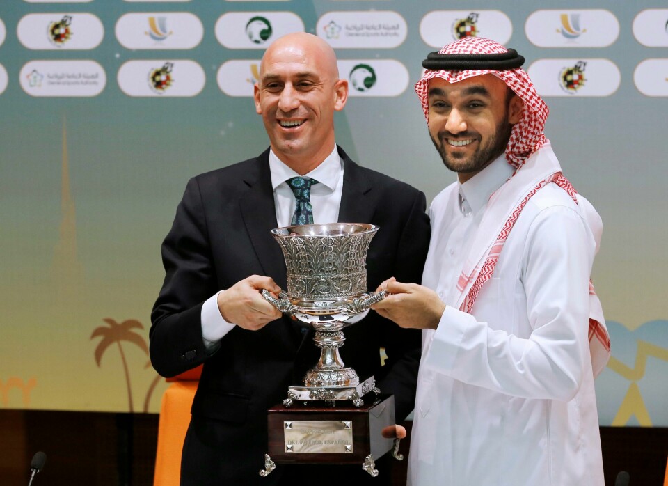 Luis Rubiales ble pågrepet i Madrid onsdag. Den tidligere spanske fotballpresidenten Luis Rubiales og saudiarabiske prins Abdulaziz bin Turki Al-Faisal med den spanske supercuppokalen. Nå er Rubiales satt under etterforskning og mistenkt for korrupsjon og hvitvasking. Foto: Amr Nabil /AP-arkiv / NTB