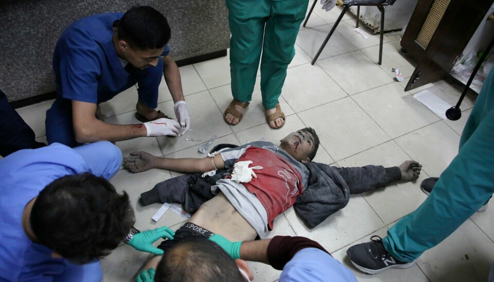En såret palestinsk ungdom får behandling på et sykehus i Rafah på dette bildet tatt fredag 29. mars En palestiner såret i et israelsk angrep ble fredag behandlet på gulvet av et sykehus i Rafah i Gaza. Foto: AP / NTB