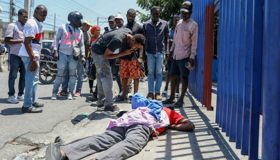 Panikken bredte seg i Port-au-Prince i Haiti mandag mens rivaliserende gjenger skjøt mot hverandre i hovedstadens gater nær presidentpalasset. Panikken bredte seg i Port-au-Prince i Haiti mandag mens rivaliserende gjenger skjøt mot hverandre i hovedstadens gater nær presidentpalasset. Foto: Odelyn Joseph / AP / NTB