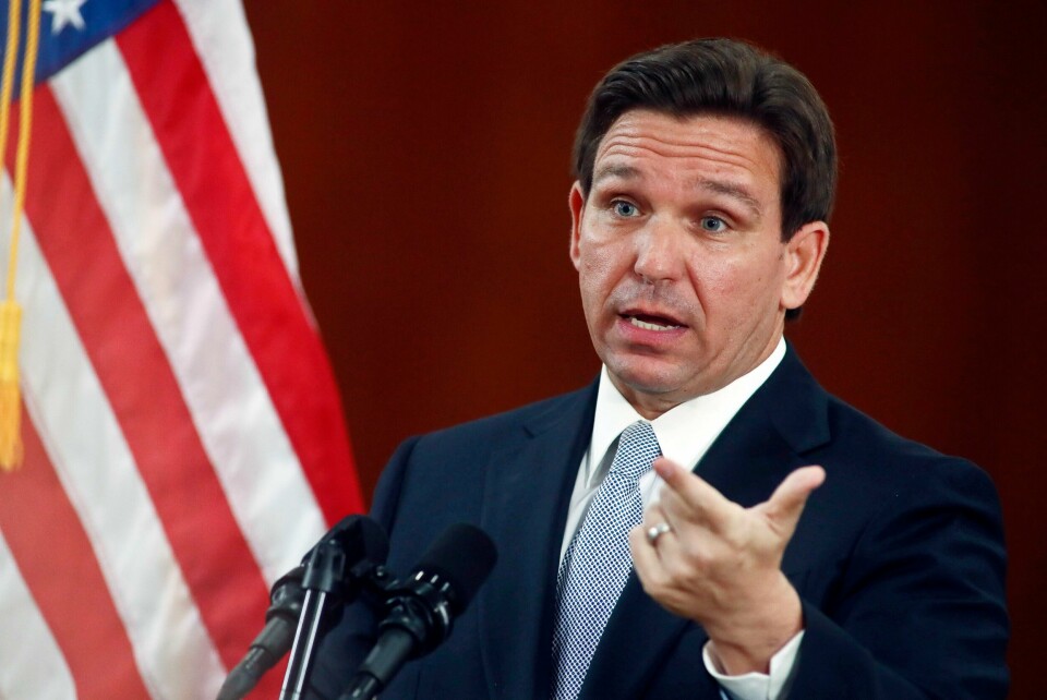 Et nytt forbud mot abort etter seks uker, som ble vedtatt i fjor, kan snart kan tre i kraft. Det er en seier for Floridas republikanske guvernør Ron DeSantis. Floridas høyesterett besluttet mandag også å opprettholde forbudet mot abort i delstaten etter 15 ukers svangerskap, en lov som ble undertegnet av den republikanske guvernøren Ron DeSantis allerede i 2022. Det innebærer at et nytt forbud mot abort etter seks uker, som ble vedtatt i fjor, snart kan tre i kraft i Florida. Foto: AP / NTB