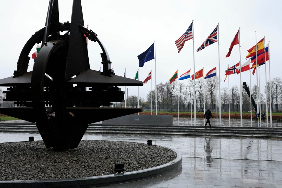 Nato-landenes flagg utfor alliansens hovedkvarter i belgiske Brussel. Nato fyller 75 år torsdag 4. april. På utenriksministermøtet denne uka vil Nato-landene samle seg om en felles og tydelig advarsel til Russlands Vladimir Putin. Foto: AP / NTB