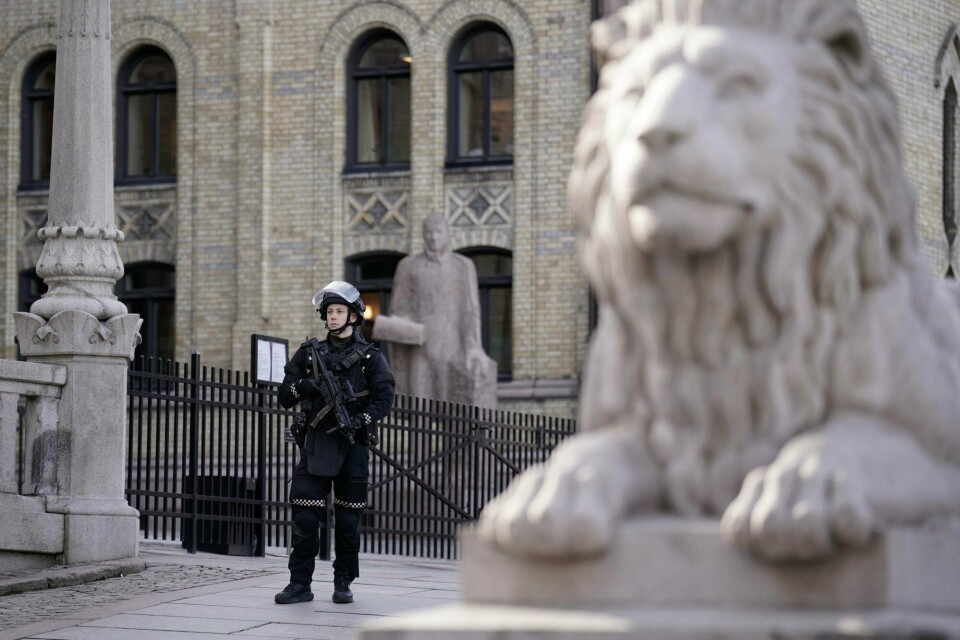 Væpnet politi utenfor Stortinget der alle innganger er stengt på grunn av en uavklart sikkerhetssituasjon, opplyser Stortingets administrasjon til alle på Stortinget. Oslo 20240403. Væpnet politi utenfor Stortinget der alle innganger er stengt på grunn av en uavklart sikkerhetssituasjon, opplyser Stortingets administrasjon til alle på Stortinget. Foto: Stian Lysberg Solum / NTB
