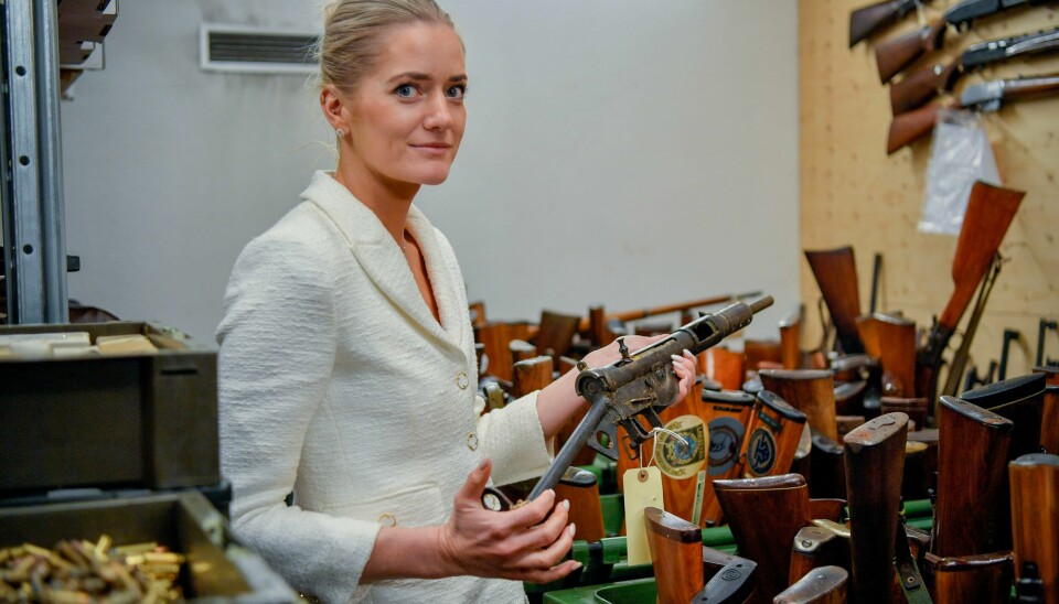 Justis- og beredskapsminister Emilie Enger Mehl sier hun ikke vil stramme inn våpenloven nå. Her er hun på våpenmottaket på politihuset på Grønland i fjor vår, i forbindelse med våpenamnestiet. Justis- og beredskapsminister Emilie Enger Mehl sier hun ikke vil stramme inn våpenloven nå. Her er hun på våpenmottaket på politihuset på Grønland i fjor vår, i forbindelse med våpenamnestiet. Foto: Rodrigo Freitas / NTB