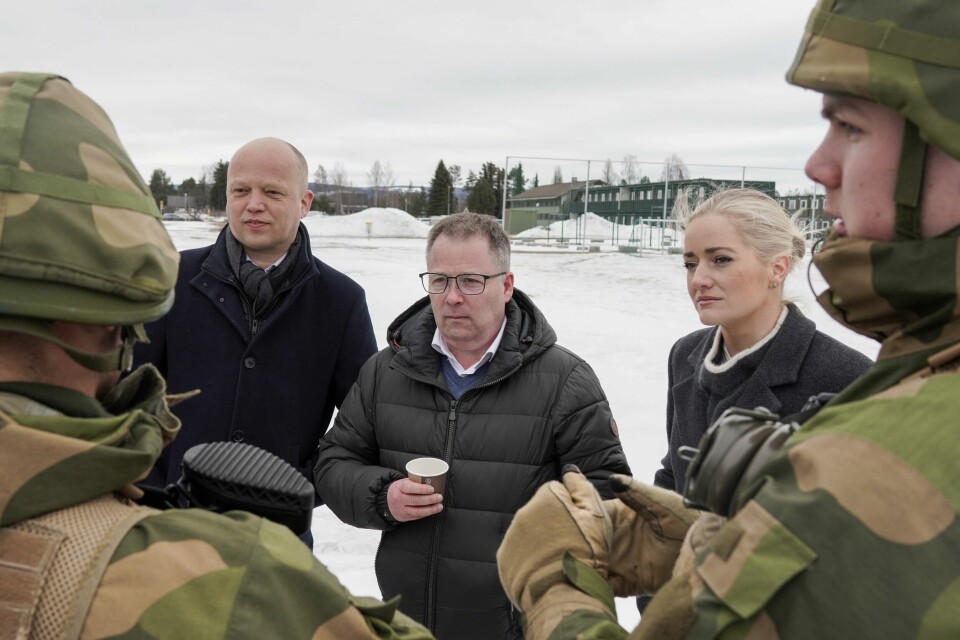 Forsvarsminister Bjørn Arild Gram (Sp), finansminister Trygve Slagsvold Vedum (Sp) og justis- og beredskapsminister Emilie Enger Mehl (Sp) trenger ikke bruke like mye penger som tidligere antatt, på å nå Natos toprosentmål. Her fra et besøk hos vernepliktige på Terningmoen leir i Elverum tidligere i uken. Forsvarsminister Bjørn Arild Gram (Sp), finansminister Trygve Slagsvold Vedum (Sp) og justis- og beredskapsminister Emilie Enger Mehl (Sp) trenger ikke bruke like mye penger som tidligere antatt, på å nå Natos toprosentmål. Her fra et besøk hos vernepliktige på Terningmoen leir i Elverum tidligere i uken. Foto: Ole Berg-Rusten / NTB