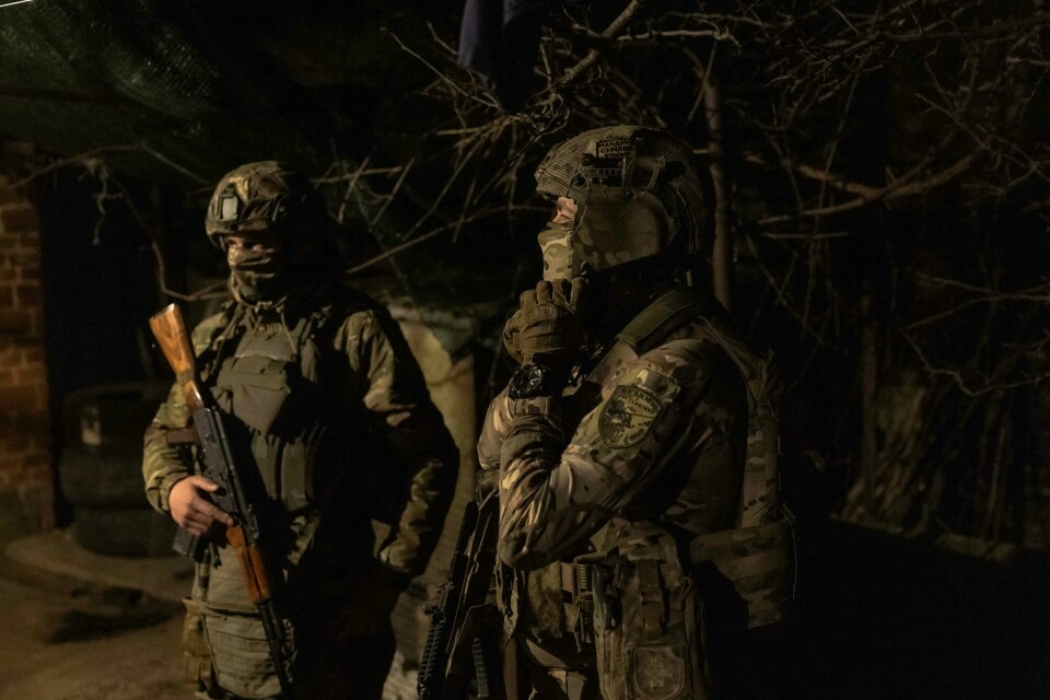 Vladimir Putins fullskala-invasjon av nabolandet Ukraina, her representert ved ukrainske soldater, begynte i februar 2022. Ukrainian soldiers from the 5th Assault Brigade gather before heading for a 4-day rotation to the frontline, in an undisclosed area near the town of Chasiv Yar, Donetsk region, on March 28, 2024, amid the Russian invasion of Ukraine. The eastern city of Chasiv Yar is facing a 'difficult and tense' situation, a Ukrainian army official said on March 25, 2024. If Russia took Chasiv Yar, it could step up attacks on the strategic city of Kramatorsk that is already facing growing bombardment. (Photo by Roman PILIPEY / AFP)