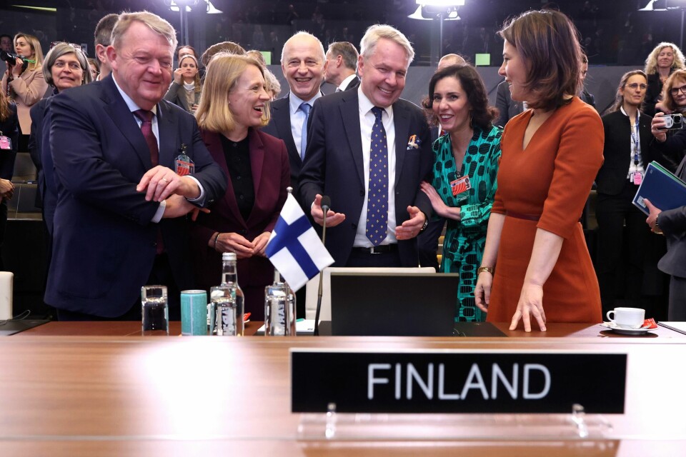 Nato tok Finland inn i alliansen 4. april i fjor. From left, Denmark's Foreign Minister Lars Lokke Rasmussen, Norway's Foreign Minister Anniken Huitfeldt, Finland's Foreign Minister Pekka Haavisto, Belgium's Foreign Minister Hadja Lahbib and Germany's Foreign Minister Annalena Baerbock speak as they attend the NATO-Ukraine Commission during a meeting of NATO foreign ministers at NATO headquarters in Brussels, Tuesday, April 4, 2023. (AP Photo/Geert Vanden Wijngaert)