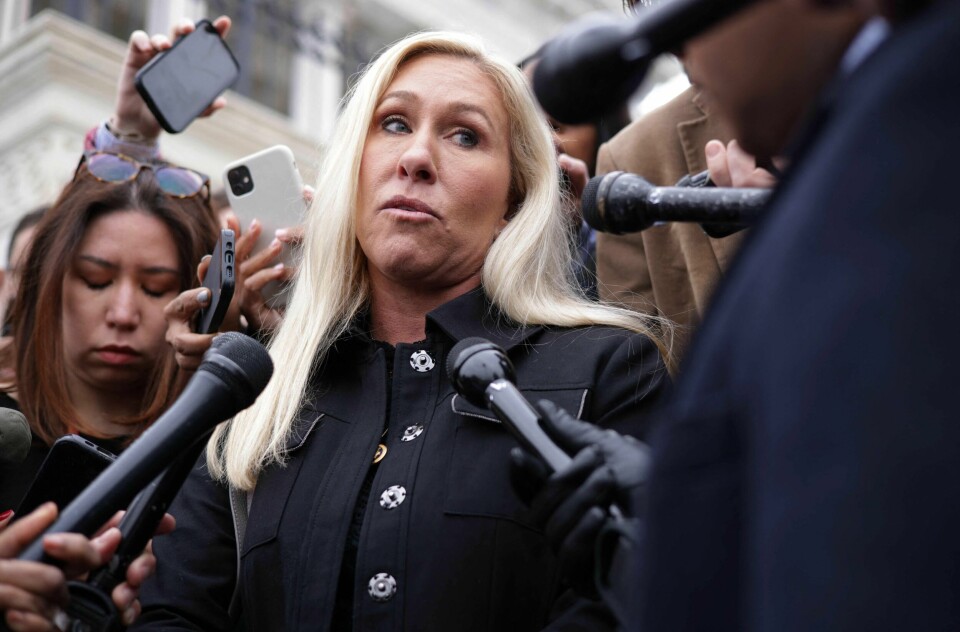Den omstridte kongresskvinnen Marjorie Taylor Greene regnes som en viktig alliert av Donald Trump. WASHINGTON, DC - MARCH 22: U.S. Rep. Marjorie Taylor Greene (R-GA) speaks to reporters outside of the U.S. Capitol Building after a vote on a funding bill that would avert a government shutdown on March 22, 2024 in Washington, DC. Greene spoke to reporters about introducing a motion to vacate U.S. Speaker of the House Mike Johnson (R-LA) over the bill’s passage. Alex Wong/Getty Images/AFP (Photo by ALEX WONG / GETTY IMAGES NORTH AMERICA / Getty Images via AFP)