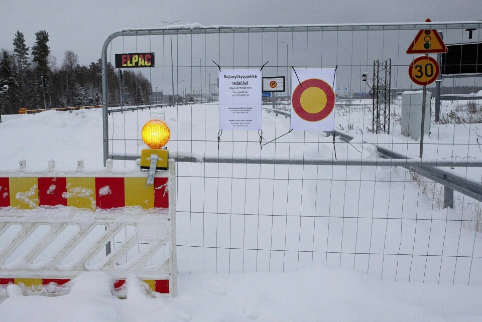 Bilde fra da en grensestasjon mot Russland i Virolahti i Finland var stengt i fjor. Nå stenger Finland grensen på ubestemt tid. Finland har stengt alle sine grenser til Russland som følge av en tilstrømming av papirløse asylsøkere. Myndighetene har anklaget Russland for å drive hybridkrig. Foto: Lauri Heino / Lehtikuva / AP / NTB