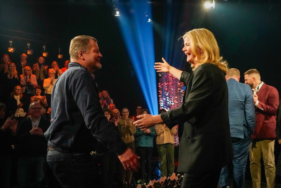 NRKs underholdningsredaktør Charlo Halvorsen (t.v.) takket av programleder Anne Lindmo etter innspillingen av den siste episoden av talkshowet Lindmo onsdag. NRK har ingen planer om noe nytt talkshow og har ikke lenger som mål å samle familiene rundt TV-en på et gitt klokkeslett på fredagskvelden. NRKs underholdningsredaktør Charlo Halvorsen (t.v.) takket av programleder Anne Lindmo etter innspillingen av den siste episoden av talkshowet Lindmo onsdag. NRK har ingen planer om noe nytt talkshow og har ikke lenger som mål å samle familiene rundt TV-en på et gitt klokkeslett på fredagskvelden. Foto: Terje Bendiksby / NTB
