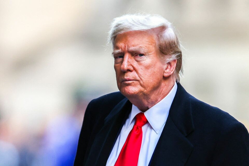 Donald Trump sikter mot en retur til Det hvite hus etter presidentvalget i USA 5. november. (FILES) Former US President Donald Trump arrives at 40 Wall Street after his court hearing to determine the date of his trial for allegedly covering up hush money payments linked to extramarital affairs in New York City on March 25, 2024. Embattled former US president Donald Trump posted a $175 million bond in his New York civil fraud case April 1, 2024, avoiding payment of a $454 million penalty while his case winds through the appeals process. (Photo by Charly TRIBALLEAU / AFP)