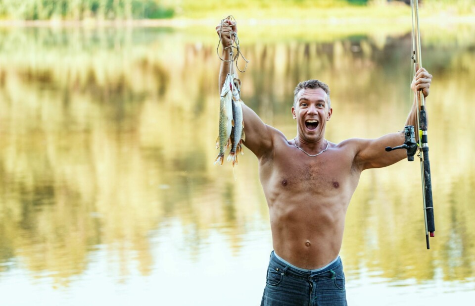 Mann med fisk og bar overkropp, en vinner på Tinder? Mann med fisk og bar overkropp, en vinner på Tinder?