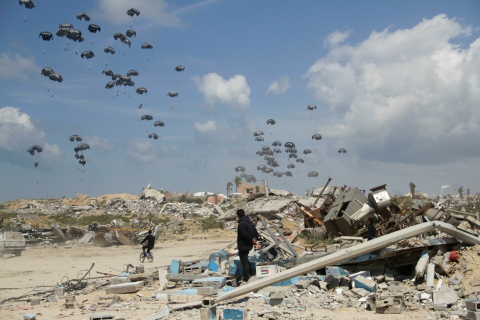 Nødhjelp daler ned over Gaza by 25. mars. Nødhjelp daler ned over Gaza by 25. mars. Foto: Mahmoud Essa / AP / NTB