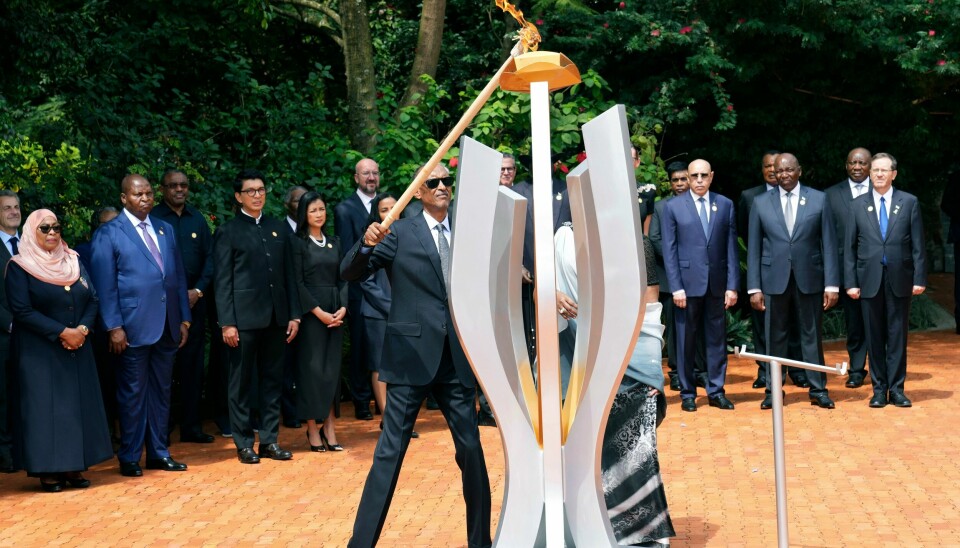 Tradisjon tro begynte minnemarkeringen med at president Paul Kagame tente en flamme ved folkemordminnesmerket i Kigali, hvor mer enn 250.000 ofre antas å være begravet. Tradisjon tro begynte minnemarkeringen med at president Paul Kagame tente en flamme ved folkemordminnesmerket i Kigali, hvor mer enn 250.000 ofre antas å være begravet. Foto: Brian Inganga / AP / NTB