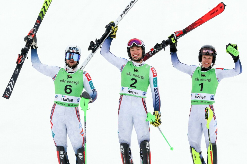 Oscar Andreas Sandvik tok NM-gull i slalåm under søndagens renn i Alpin-NM på Hafjell foran Sebastian Foss-Solevåg og Theodor Brække. Oscar Andreas Sandvik ble norgesmester i slalåm. Foto: Claes-Tommy Herland / Norges Skiforbund / Handout / NTB