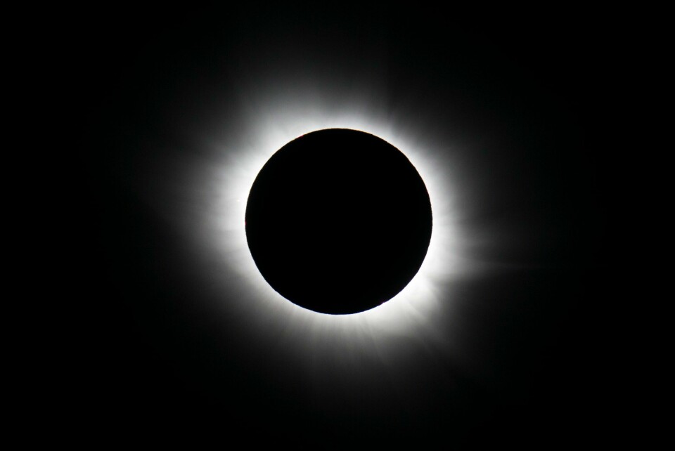 20. mars 2015 dekket Månen hele Sola i drøyt to minutter under solformørkelsen sett fra Longyearbyen på Svalbard. Da syntes koronaen rundt sola, og den er det kun mulig å fotografere under en total solformørkelse. Mandag er det en slik totalformørkelse over deler av USA. 20. mars 2015 dekket Månen hele Sola i drøyt to minutter under solformørkelsen sett fra Longyearbyen på Svalbard. Da syntes koronaen rundt sola, og den er det kun mulig å fotografere under en total solformørkelse. Mandag er det en slik totalformørkelse over deler av USA. Foto: Håkon Mosvold Larsen / NTB
