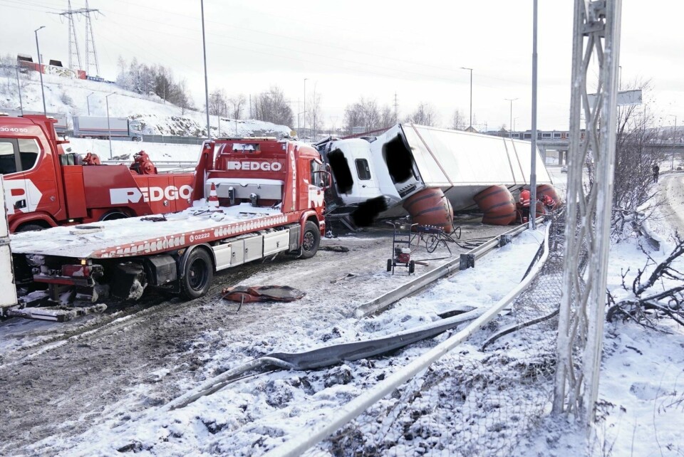 Et vogntog veltet i påkjøringsfeltet til E6 nordgående ved Ulvensplitten i Oslo, og skaper problemer for trafikken. Sjåføren er pågrepet. Vogntog velt på E6Oslo 20240405. Et vogntog som har veltet i påkjøringsfeltet til E6 nordgående ved Ulvensplitten i Oslo, skaper problemer for trafikken. Foto: Stian Lysberg Solum / NTB