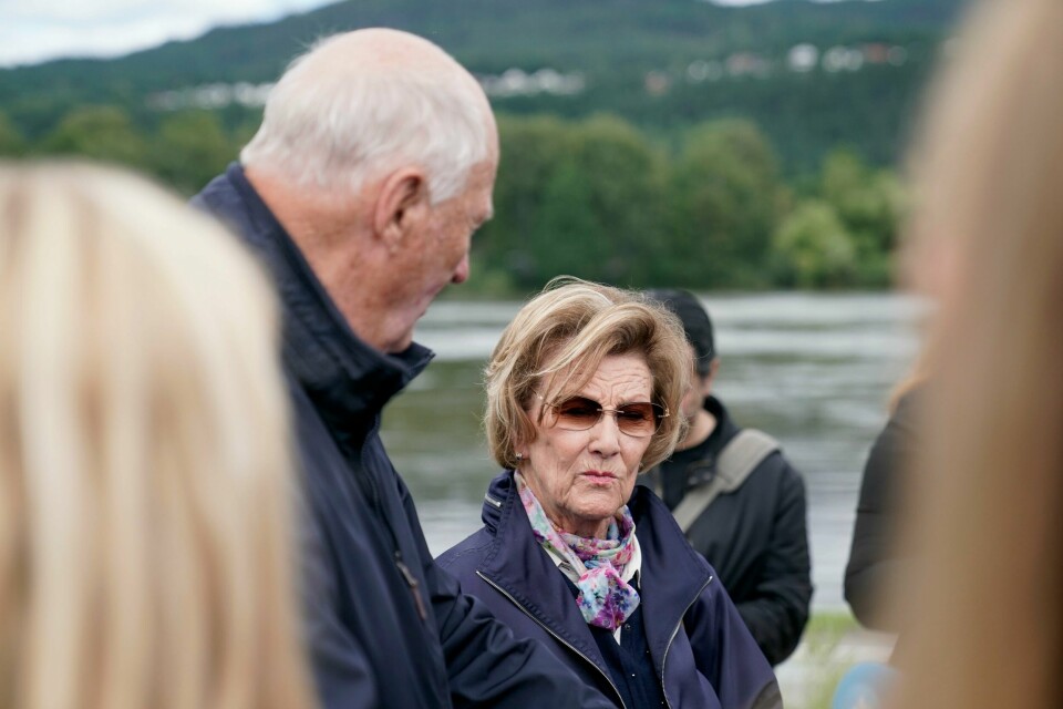 Kong Harald og dronning Sonja. – Jeg tror vi må vente noen dager og se, før man kan trekke et lettelsens sukk, sa dronning Sonja til den frammøtte pressen. Foto: Stian Lysberg Solum / NTB