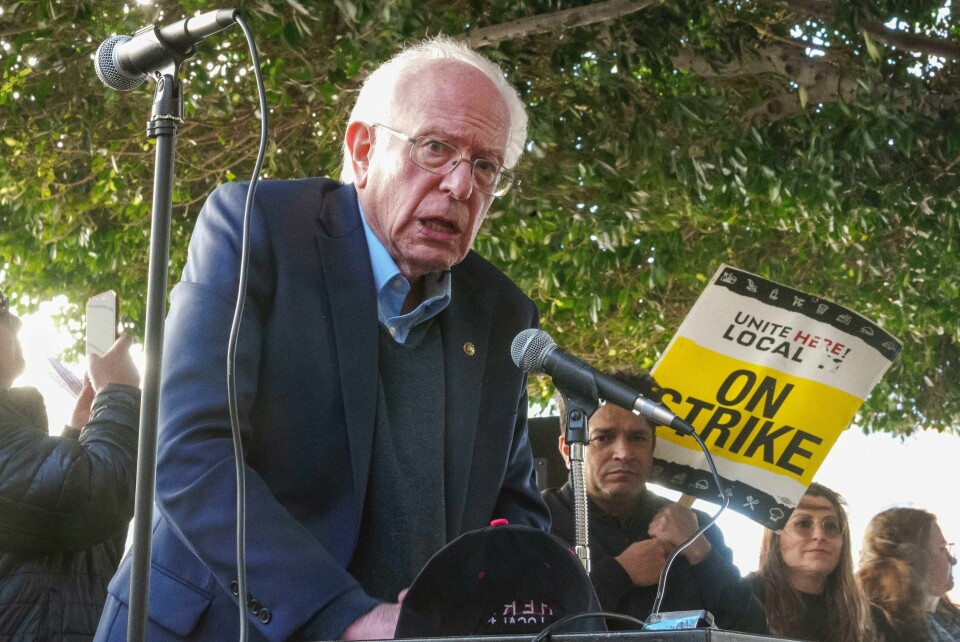 En mann er pågrepet og siktet for å ha startet en brann ved senator Bernie Sanders' kontor i Burlington i Vermont. Her holder Sanders en appell til streikende i Los Angeles. En mann er pågrepet og siktet for å ha startet en brann ved senator Bernie Sanders' kontor i Burlington i Vermont. Her holder Sanders en appell til streikende i Los Angeles. Foto: Damian Dovarganes / AP / NTB