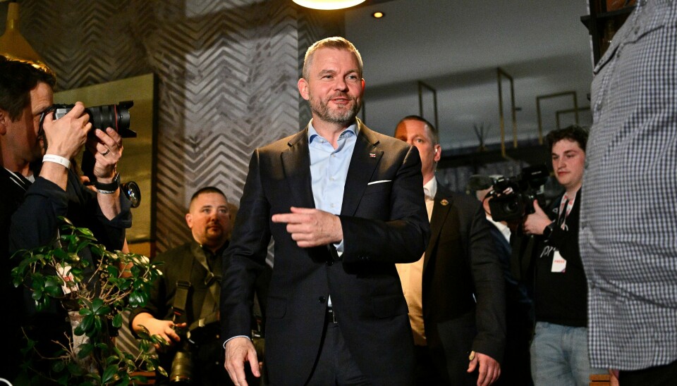 Peter Pellegrini smiler på vei inn til valgvake søndag kveld. Foreløpige resultater gir ham en liten ledelse i presidentvalget. Peter Pellegrini smiler på vei inn til valgvake søndag kveld. Foreløpige resultater gir ham en liten ledelse i presidentvalget. Foto: AP / NTB