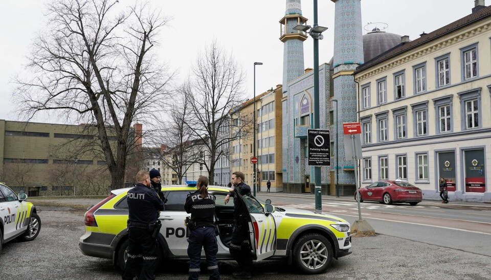 En politipatrulje vokter moskeen til World Islamic Mission i Oslo. En politipatrulje vokter moskeen til World Islamic Mission i Oslo. Politi over hele landet bevæpner seg etter at det er blitt fremmet trusler mot muslimske trossamfunn. Foto: Terje Bendiksby / NTB