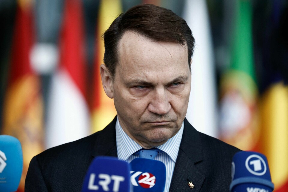 Polens utenriksminister Radoslaw Sikorski er enig i Donald Trumps poeng om at Europa må bruke mer på eget forsvar. Polish Foreign Minister Radoslaw Sikorski gives a statement to the press ahead of a NATO foreign ministers' meeting at NATO headquarters in Brussel on April 3, 2024. (Photo by Kenzo TRIBOUILLARD / AFP)