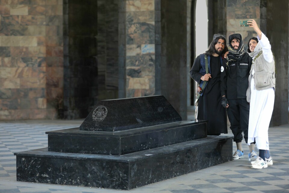 Talibansoldater tar selfie ved graven til Kind Nadir Shah. Nå håper Taliban at graven skal bli et mål for turister fra hele verden. Talibansoldater tar selfie ved graven til Kind Nadir Shah. Nå håper Taliban at graven skal bli et mål for turister fra hele verden. Foto: Siddiqullah Alizai/AP/NTB