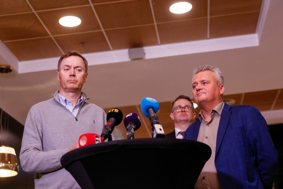 Riksmekler Mats Ruland sammen med Knut Sunde og Fellesforbundets Jørn Eggum i Fellesforbundet. – Vi har landet på et oppgjør som selvsagt jeg på vegne av bedriftene vil si er for dyrt. Samtidig er det akkurat så lite dyrt at Norges Bank bare kan ta det helt med ro, sier fungerende leder Knut E. Sunde i Norsk Industri. Foto: Frederik Ringnes / NTB