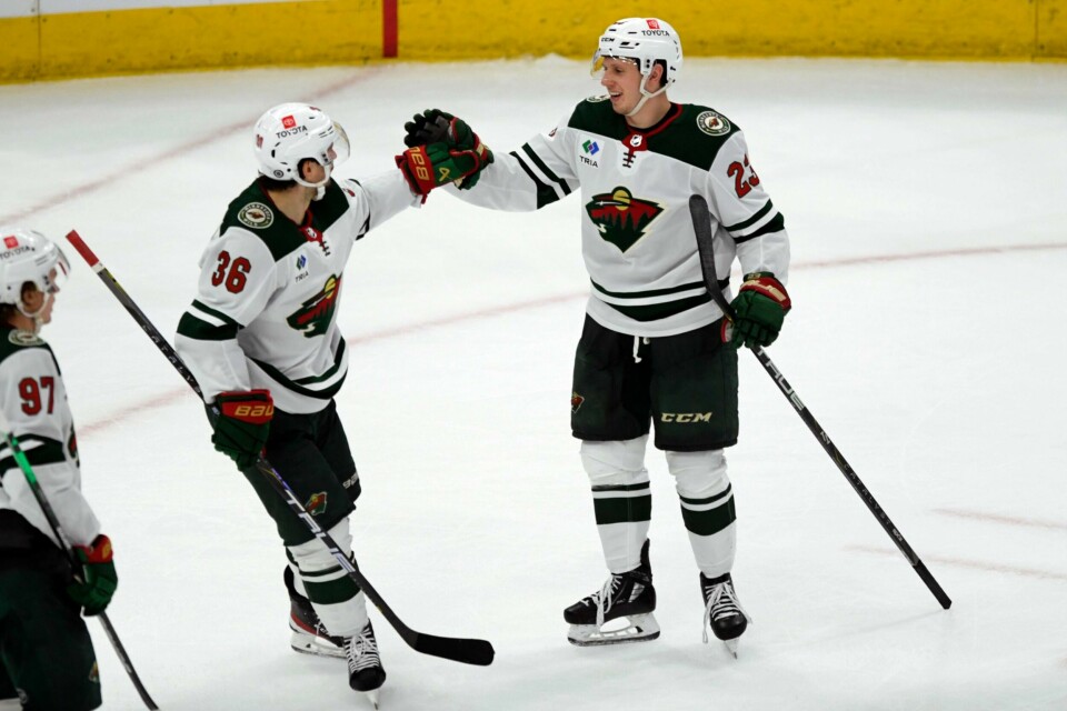 Marco Rossi takker Mats Zuccarello for assist på 2-0-målet i Minnesota Wilds borteseier over Chicago Blackhawks søndag. Marco Rossi takker Mats Zuccarello for assist på 2-0-målet i Minnesota Wilds borteseier over Chicago Blackhawks søndag. Foto: Paul Beaty, AP / NTB