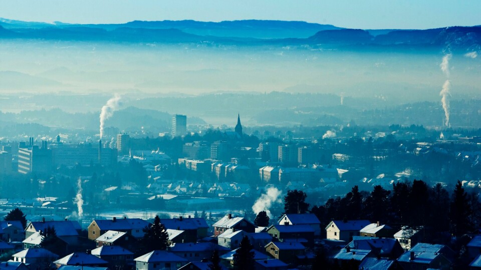 Forbrenning av fossilt brensel, husdyrhold og avskoging har ført til at verdens CO₂-nivåer nå er mer enn 50 prosent høyere enn før masseindustrialiseringen, skriver The Guardian. OSLO 20100109. Kulda har bitt seg godt fast i Østlandsområdet, ikke minst i Oslo. Solen tydeliggjør røyk og damp over byen og indre fjord.