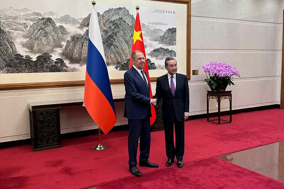 Kina og Russland er enige om å styrke det strategiske samarbeidet. Tirsdag besøkte Russlands utenriksminister Sergej Lavrov (t.v.) sin kinesiske motpart Wang Yi i Beijing. Kina og Russland er enige om å styrke det strategiske samarbeidet. Tirsdag besøkte Russlands utenriksminister Sergej Lavrov (t.v.) sin kinesiske motpart Wang Yi i Beijing. Foto: Russisk UD / AP / NTB