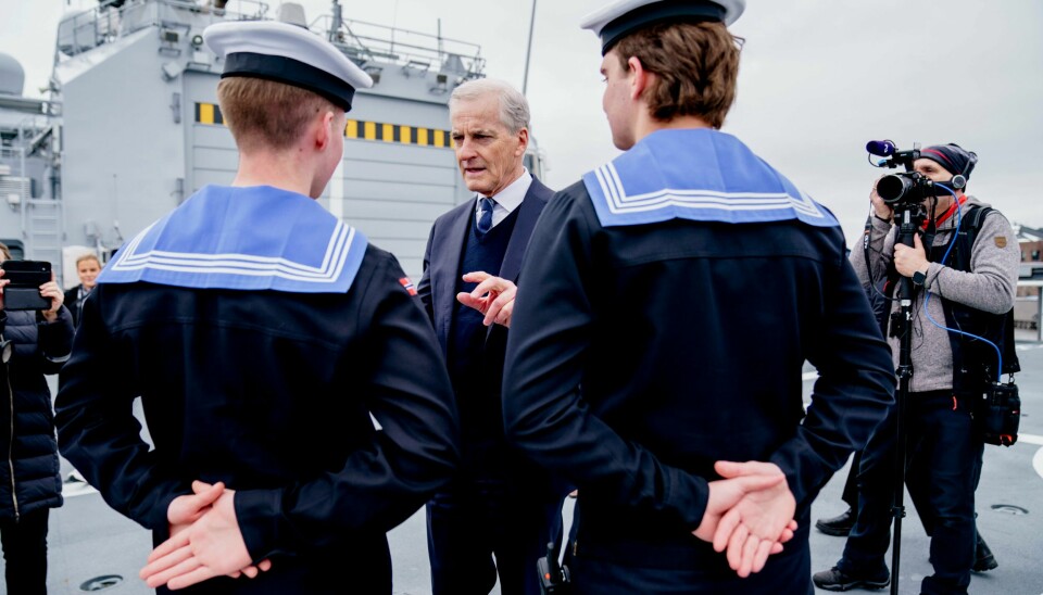 Statsminister Jonas Gahr Støre (Ap) sier det må på plass ordentlige regler for å finne ut hvem som eier eiendom i Norge. Her hilser han på mannskapet om bord på kystvaktskipet KV Bjørnøya i Oslo etter fremleggelsen av langtidsplanen for Forsvaret fredag.