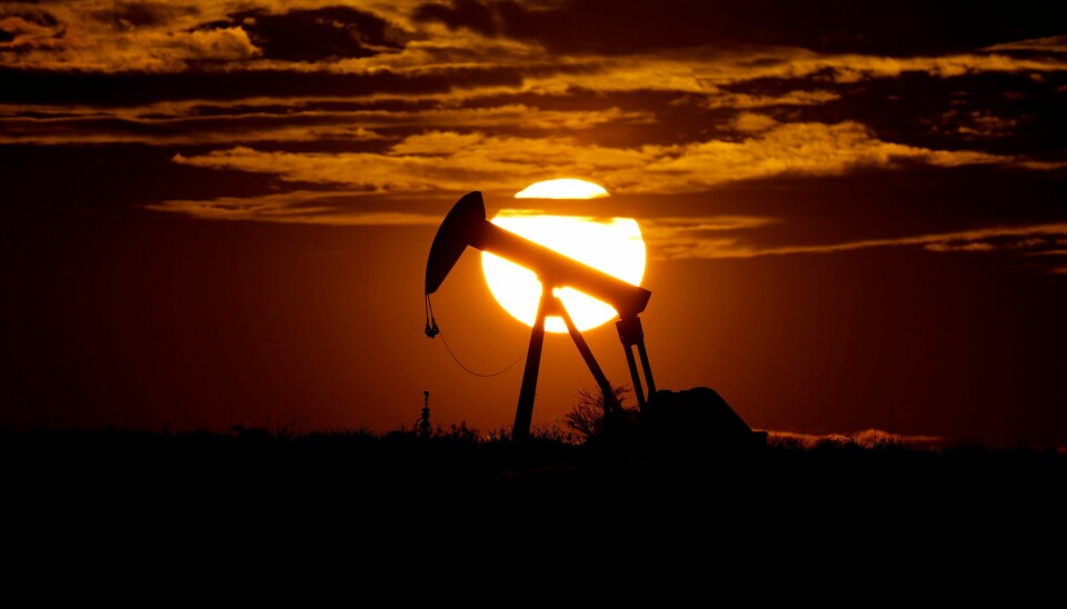 Solnedgang bak en oljepumpe i nærheten av Karnes City i Texas. Utslipp av CO2 fra forbrenning av olje bidrar til å løfte temperaturen på jorda. Solnedgang bak en oljepumpe i nærheten av Karnes City i Texas. Utslipp av CO2 fra forbrenning av olje bidrar til å løfte temperaturen på jorda. Foto: Eric Gay / AP / NTB