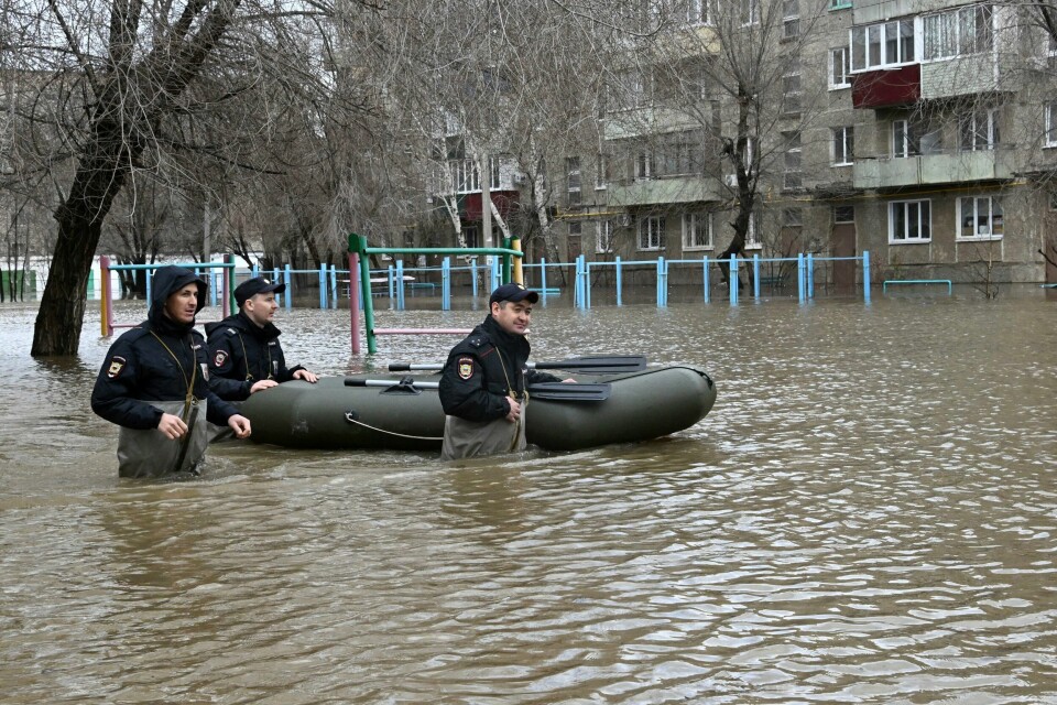 Russiske politifolk måtte bruke båt i byen Orsks gater etter at elva Ural gikk over sine bredder i helgen. Russiske politifolk måtte bruke båt i byen Orsks gater etter at elva Ural gikk over sine bredder i helgen. Foto: Kommersant / AP / NTB