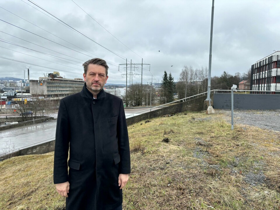 – Kabler i bakken den eneste naturlige løsningen, sier byrådsleder Eirik Lae Solberg (H), som onsdag besøkte trafostasjonen på Ulven. I bakgrunnen mastene som går gjennom Groruddalen. Lwe