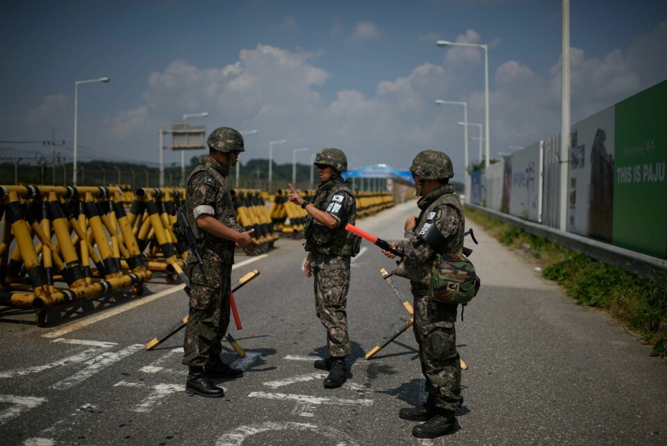 Sørkoreanske soldater avbildet ved den såkalte «demilitariserte sonen» (DMZ) mot Nord-Korea på Unification Bridge. Samuel Charap mener en lignende situasjon som på Koreahalvøya kan oppstå mellom Russland og Ukraina. South Korean soldiers stand at the Unification Bridge leading to North Korea near the border village of Yeoncheon in the Demilitarized Zone (DMZ) on August 22, 2015. South Korean troops stood at maximum alert on August 22, hours before the expiry of a North Korean ultimatum for Seoul to halt loudspeaker propaganda broadcasts across the border or face military action. AFP PHOTO / Ed Jones
