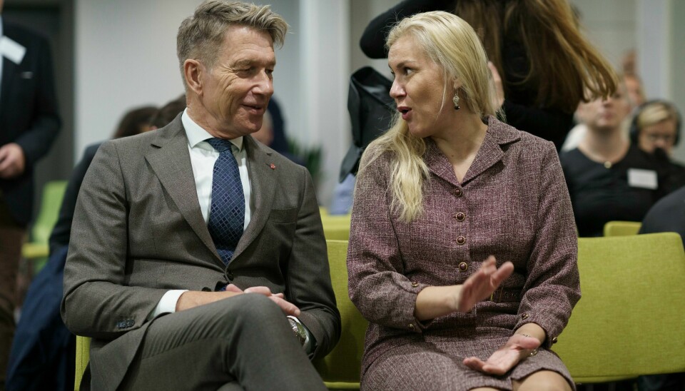 Tilsynelatende god stemning da energiminister Terje Aasland (Ap) møtte EUs energikommissær Kadri Simson i oktober i fjor. Nå har EU skjerpet retorikken kraftig og krever at Norge innfører ny lovgivning på energiområdet. Olje og -energimister Terje Aasland (Ap) sammen med EU-kommissær for energi Kadri Simson på energikonferansen mellom Norge og EU i Brussel. Foto: Cornelius Poppe / NTB