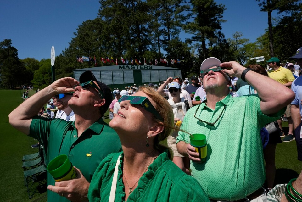 Folk kikker opp mot formørkelsen under en golfturnering i Augusta i delstaten Georgia mandag Folk kikker opp mot formørkelsen under en golfturnering i Augusta i delstaten Georgia mandag. Foto: George Walker IV / AP / NTB