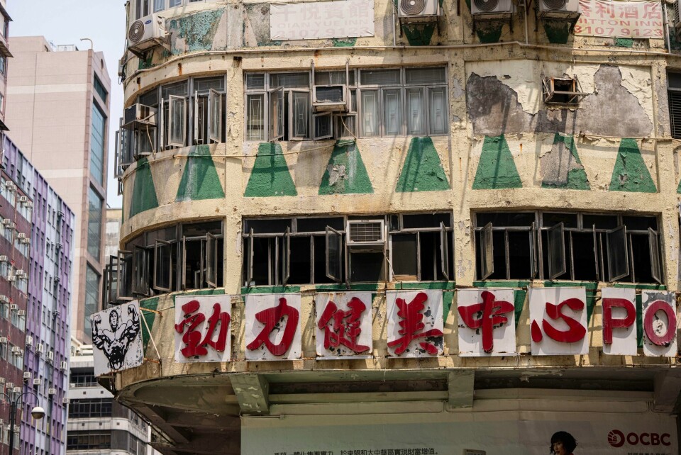 Boligblokken i Hongkong med navnet New Lucky House har fått store skader som følge av en brann. Boligblokken i Hongkong med navnet New Lucky House har fått store skader som følge av en brann. Foto: Louise Delmotte / AP / NTB