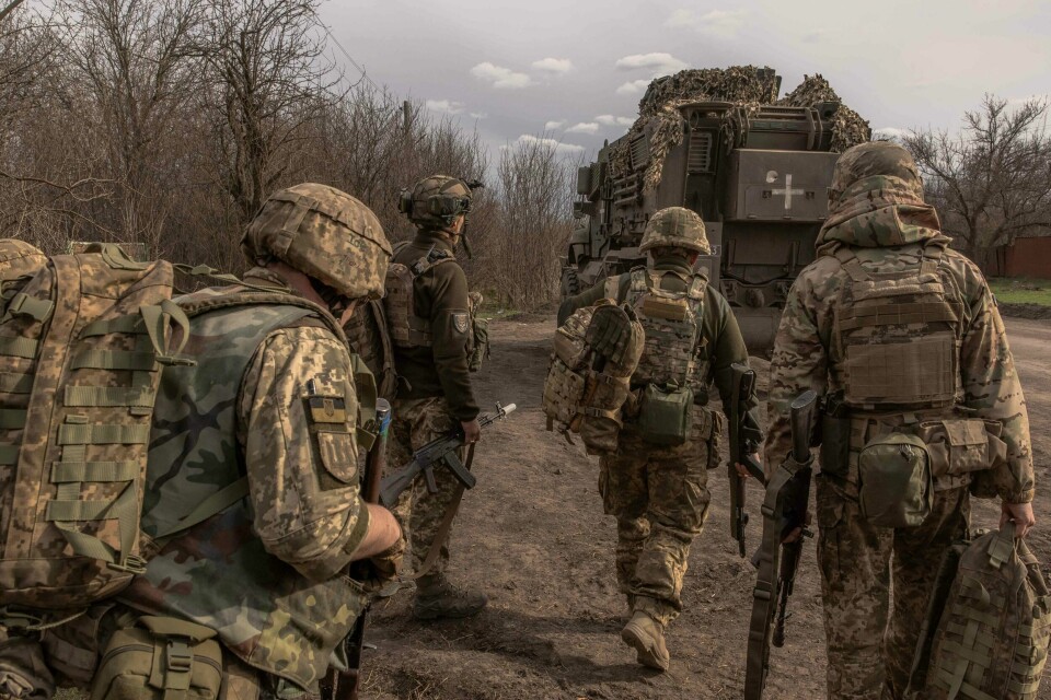 Russlands fullskala-invasjon av Ukraina, her representert ved ukrainske soldater, har vart i godt over to år. Ukrainian infantry soldiers of the 23rd Mechanized Brigade walk to board an armored fighting vehicle MaxxPro to head toward the frontline in the Avdiivka direction, in the Donetsk region, on April 3, 2024, amid the Russian invasion of Ukraine. (Photo by Roman PILIPEY / AFP)