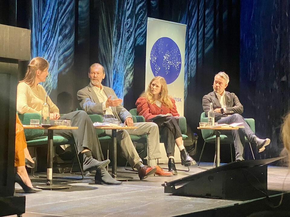 UiO-professor Øyvind Østerud (midten) deltok i et ekspertpanel under onsdagens Nupi-konferanse i Oslo. Her flankert av (f.v.) Helene Sjursen (Arena), Minda Holm (Nupi) og Ole Jacob Sending (Nupi). Professor Øyvind Østerud (midten) deltok i et ekspertpanel under onsdagens Nupi-konferanse i Oslo. Her flankert av (f.v.) Helene Sjursen (Arena), Minda Holm (Nupi) og Ole Jacob Sending (Nupi).